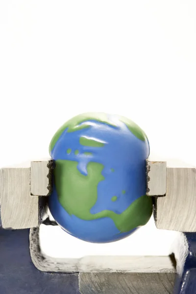 Model Earth Squeezed Vice — Stock Photo, Image