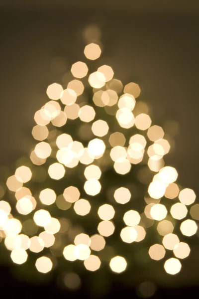Abstraktní pohled na vánoční strom a světla — Stock fotografie