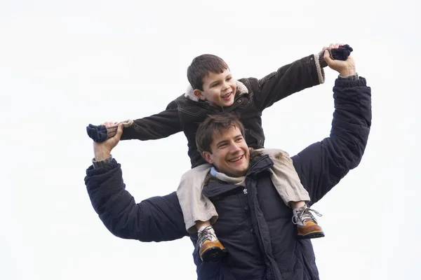 息子を肩に担ぐ父 — ストック写真