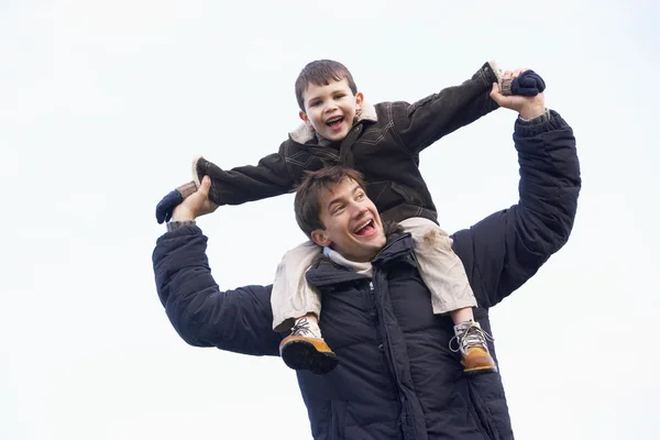 Zima, ojciec, syn, prowadzenie, ramiona, szczęśliwy, park, prowadzenie — Zdjęcie stockowe