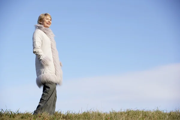 Senior mulher de pé no parque — Fotografia de Stock