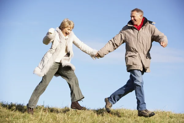 Seniorenpaar läuft im Park — Stockfoto