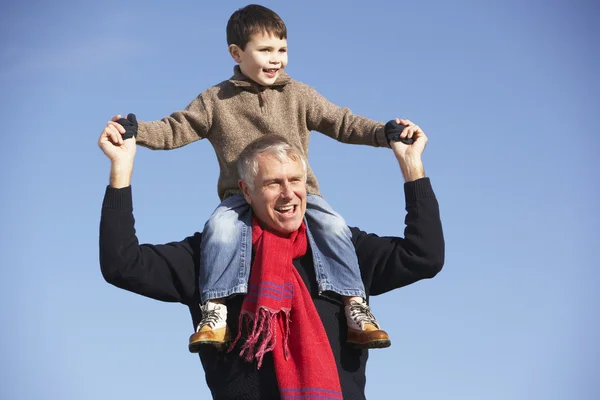 Großvater Trägt Enkel Auf Seinen Schultern — Stockfoto