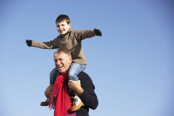 Avô carregando neto em seus ombros — Fotografia de Stock