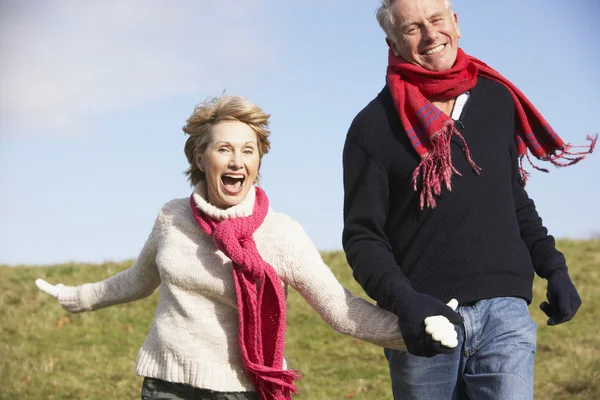 公園を走っている年配のカップル — ストック写真