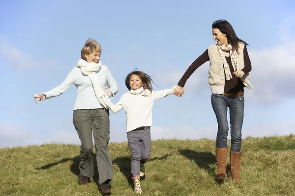 Mormor och mamma hålla hand med ung flicka — Stockfoto