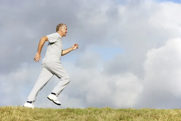 Homme âgé jogging dans le parc — Photo