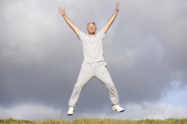 年配の男性人 空気中のジャンプ — ストック写真
