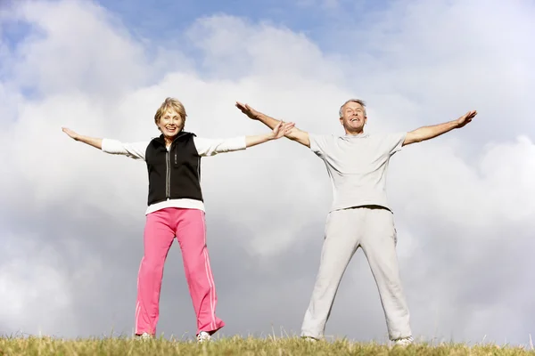 Упражнения для пожилых пар в парке — стоковое фото