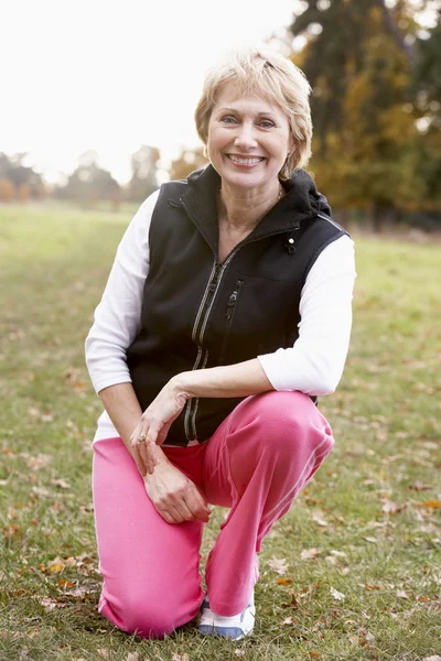 Portrait Senior Woman Crouching Park — Stock Photo, Image