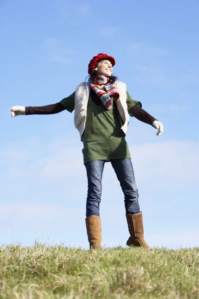空気中のジャンプの若い女性年轻的女子站在公园 — 图库照片