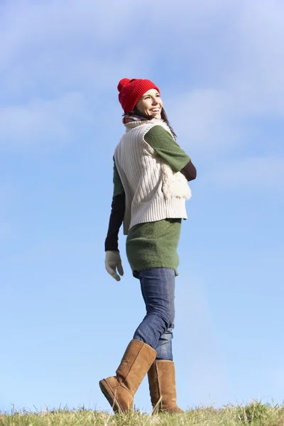 Junge Frau Steht Park — Stockfoto