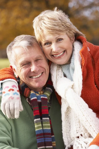 Porträt eines Senioren-Paares, das sich umarmt — Stockfoto