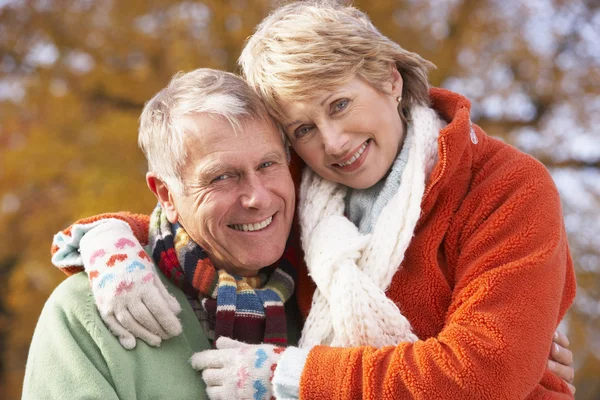 Ritratto di coppia anziana che abbraccia — Foto Stock