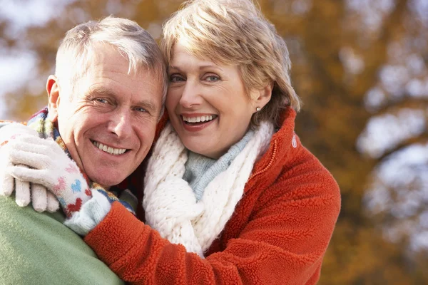 Портрет пожилой пары, обнимающейся — стоковое фото