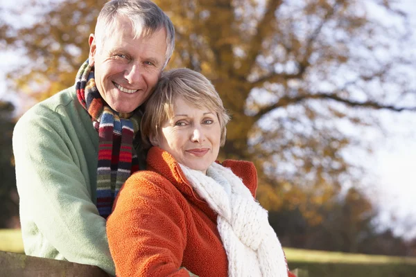 Porträt eines Senioren-Paares, das sich umarmt — Stockfoto