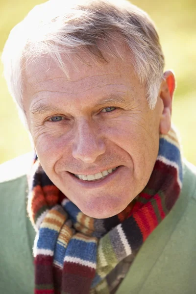 Портрет улыбающегося мужчины старшего возраста — стоковое фото