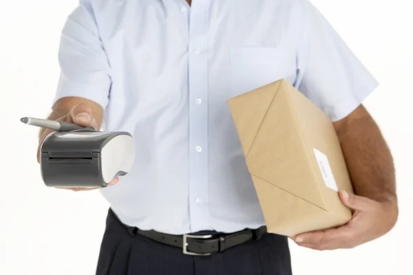 Курьер держит посылку и электронный буфер обмена — стоковое фото