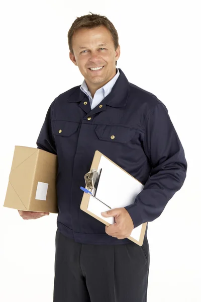 Retrato de mensajero sosteniendo un paquete y portapapeles —  Fotos de Stock