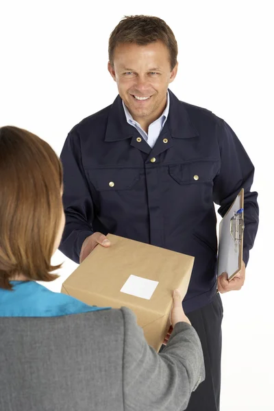 Mensajero entregando un paquete a un trabajador de oficina — Foto de Stock