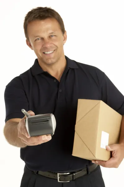 Mensajero sosteniendo un paquete y portapapeles electrónico —  Fotos de Stock
