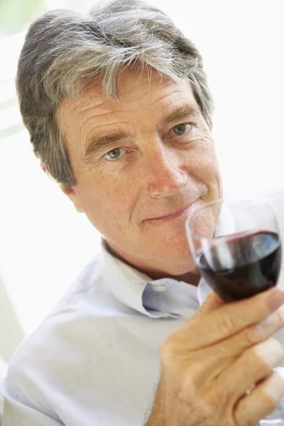 Człowiek pijący kieliszek czerwonego wina — Zdjęcie stockowe