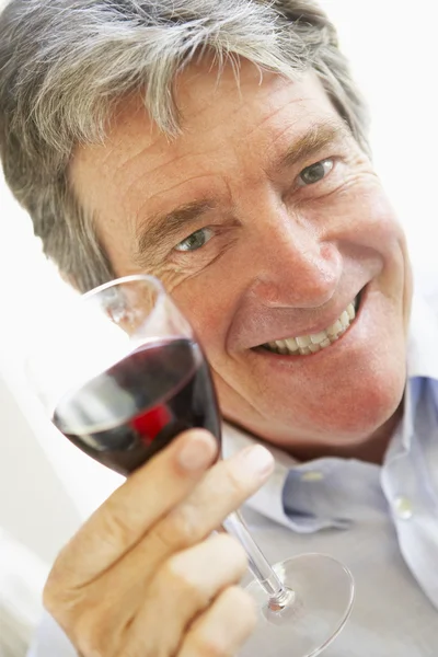 Homem Bebendo Copo Vinho Tinto — Fotografia de Stock
