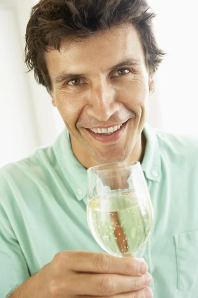 Uomo Che Beve Bicchiere Vino Bianco — Foto Stock