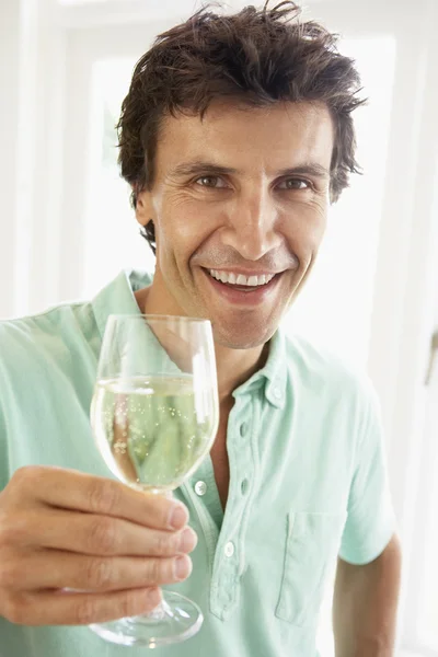 Homem bebendo um copo de vinho branco — Fotografia de Stock
