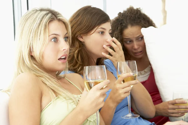 Female Friends Watching Scary Movie Together — Stock Photo, Image