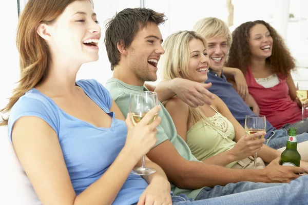 Friends Watching Television Together — Stock Photo, Image