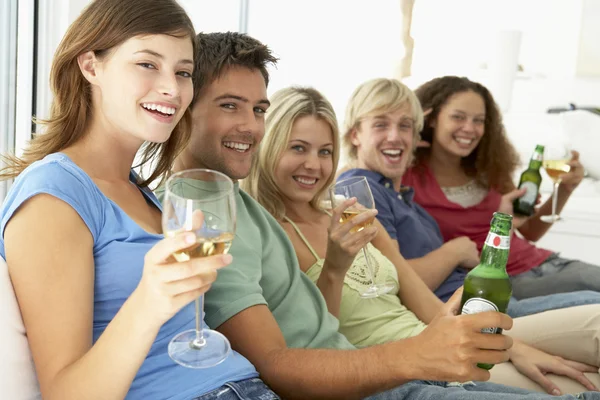 Vrienden genieten van een drankje samen — Stockfoto