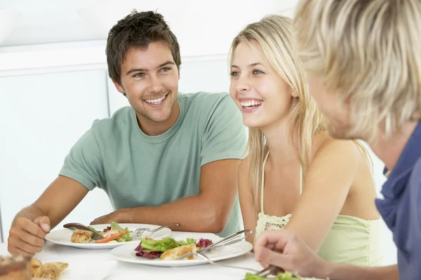 Przyjaciele obiad razem w domu — Zdjęcie stockowe