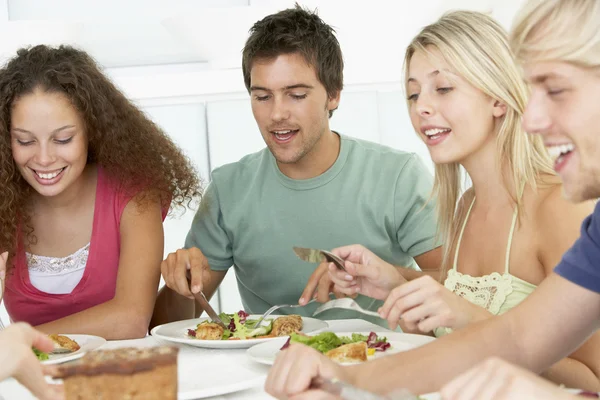 Amici che pranzano insieme a casa — Foto Stock