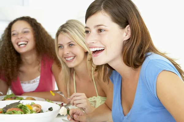 Vänner ha lunch tillsammans i hemmet — Stockfoto