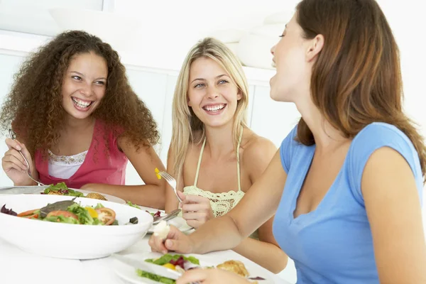 Amigos almorzando juntos en casa — Foto de Stock