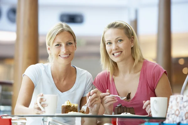 Женщины-друзья обедают вместе в торговом центре — стоковое фото