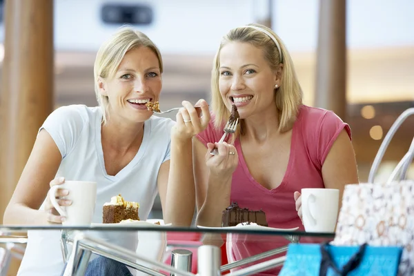 Kvinnliga Vänner Att Lunch Tillsammans Köpcentret — Stockfoto