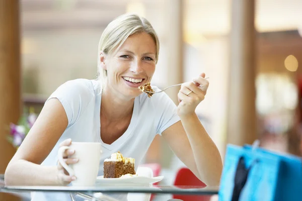 Vrouw Eten Een Fluitje Van Een Cent Het Winkelcentrum — Stockfoto