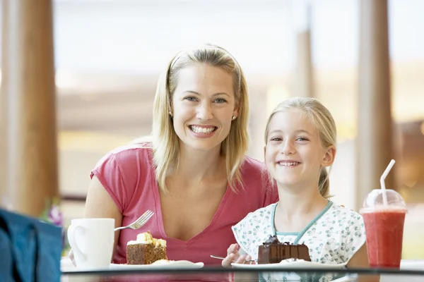 Mor och dotter ha lunch tillsammans på köpcentret — Stockfoto