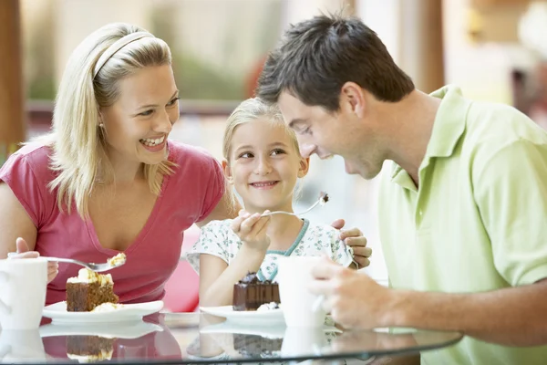 Familj med lunch tillsammans på köpcentret — Stockfoto