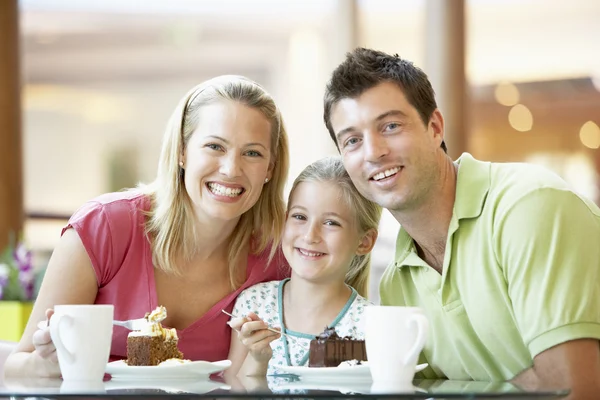 Familia almorzando juntos en el centro comercial — Foto de Stock