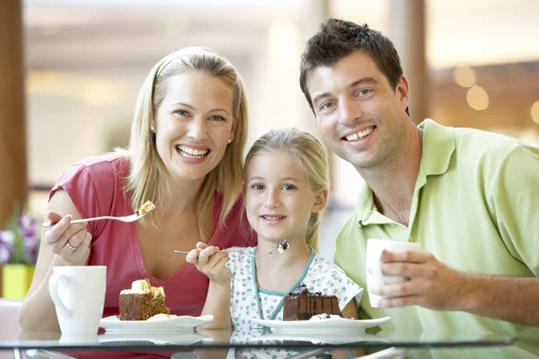 Familj Med Lunch Tillsammans Köpcentret — Stockfoto