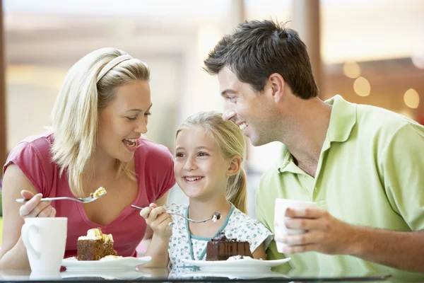 Семья обедает вместе в торговом центре — стоковое фото