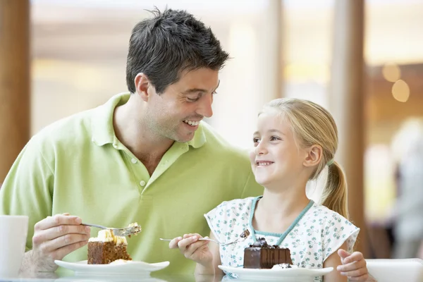 Отец и дочь обедают вместе в торговом центре — стоковое фото
