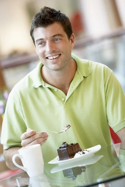 Άνθρωπος Τρώει Ένα Κομμάτι Κέικ Στο Εμπορικό Κέντρο — Φωτογραφία Αρχείου