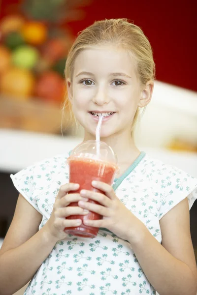 Jeune fille buvant un smoothie aux baies — Photo