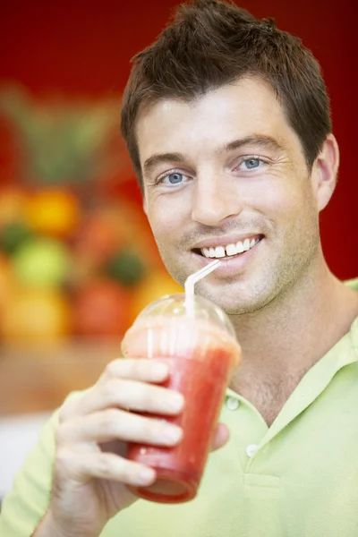 Man Drinking Berry Smoothie — Fotografie, imagine de stoc