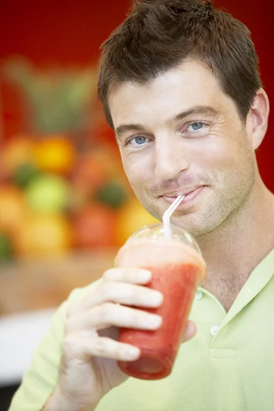 Man Drinking Berry Smoothie — Stock Photo, Image