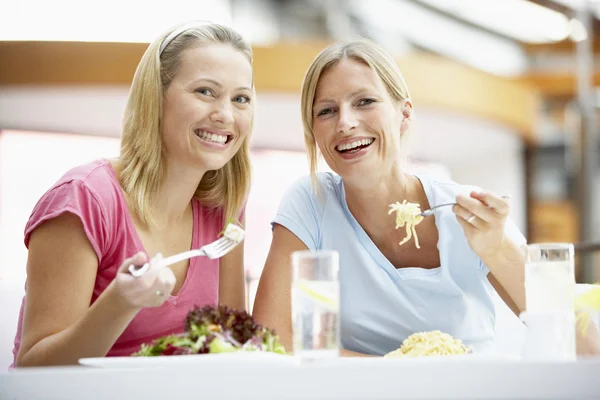 Amigos do sexo feminino almoçando juntos no shopping — Fotografia de Stock